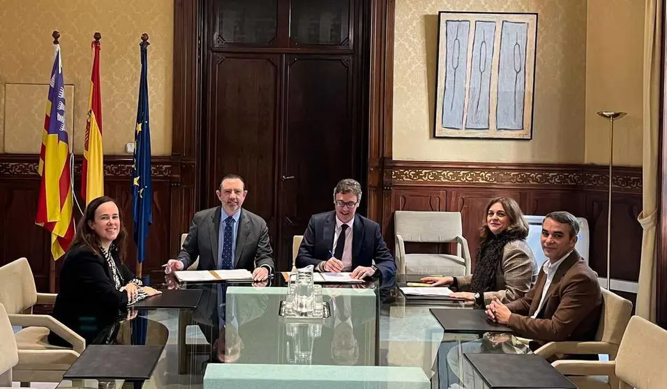 El vicepresident y conseller de Econom&iacute;a, Hacienda e innovaci&oacute;n, Antoni Costa, y el conseller de Empresa, Aut&oacute;nomos y Energ&iacute;a, Alejandro S&aacute;enz de San Pedro, han firmado un convenio esta ma&ntilde;ana para establecer las bases de esta nueva medida. El acto tambi&eacute;n ha contado con la presencia de la directora general del Tesoro, Pol&iacute;tica Financiera y Patrimonio, Susana P&eacute;rez, y la gerente de la Agencia de Desarrollo Regional de las Illes Balears, Silvia Delgado.