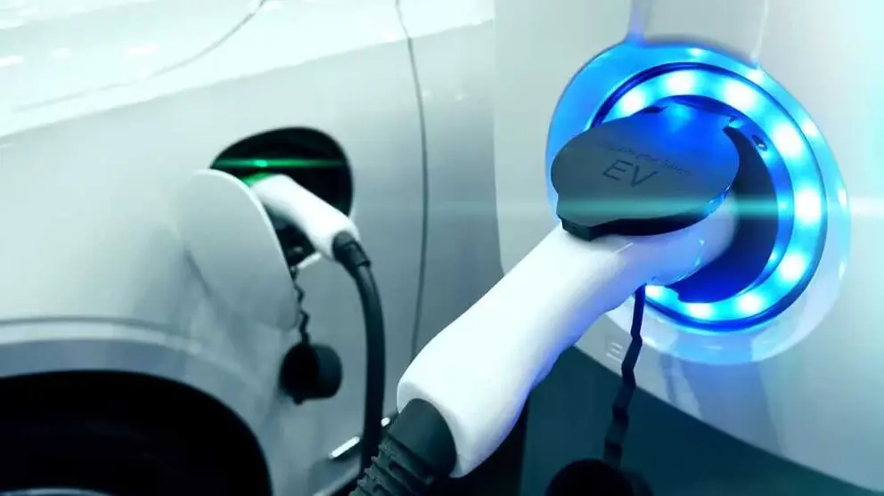 Coche el&eacute;ctrico en un punto de recarga. (BBVA)