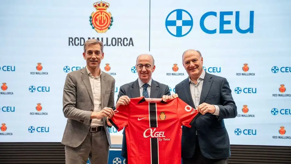 Imagen durante la presentaci&oacute;n del acuerdo. (RCD Mallorca)