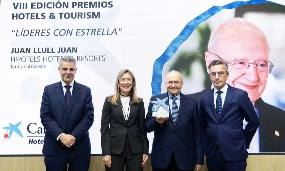 Imagen de la entrega del reconocimiento en Fitur. (CaixaBank)