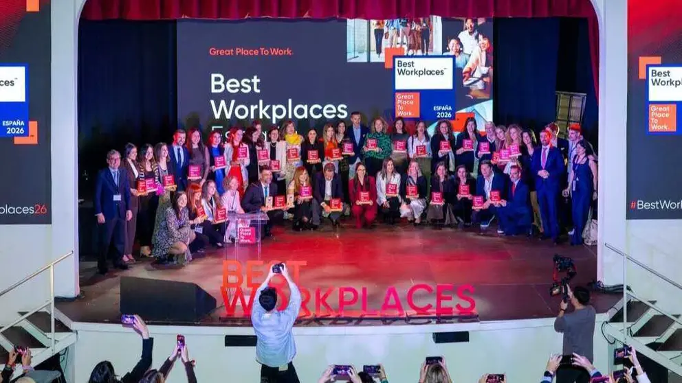 Foto de familia con los premiados. (Great Place To Work&reg;)