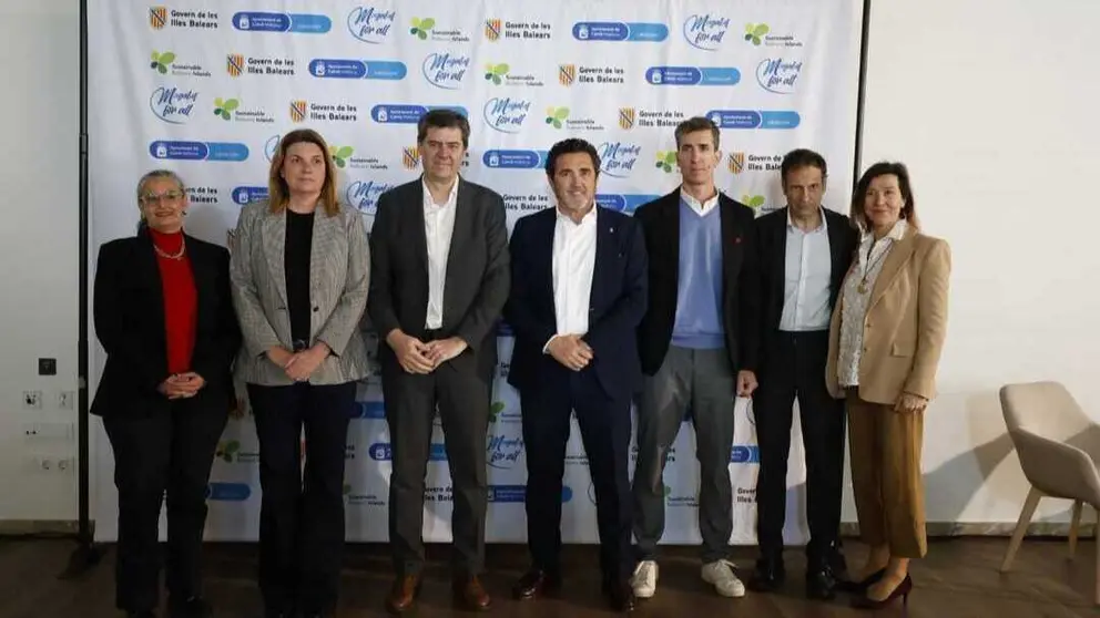 Imagen de familia durante la I Jornada de IA & Cina organizada por el Ayuntamiento de Calvi&agrave;. (Ayuntamiento de Calvi&agrave;)