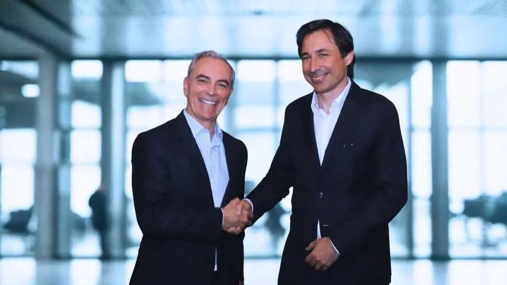 Jacobo D&iacute;az, Director General del &Aacute;rea de Finanzas y Banca Digital de Bankinter; y Paco Salcedo, presidente de Microsoft Espa&ntilde;a. Imagen con fondo modificado con IA