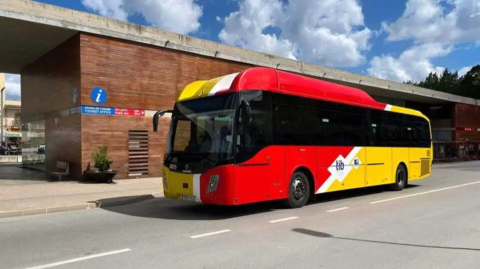 Uno de los autobuses del TIB en la parada de Alcudia.