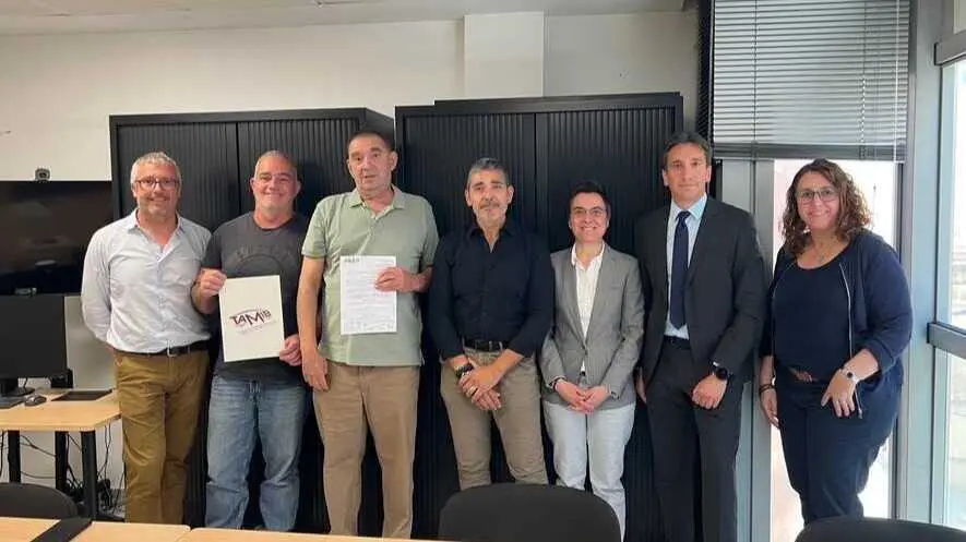 Foto de familia tras la firma del convenio. (CAEB)