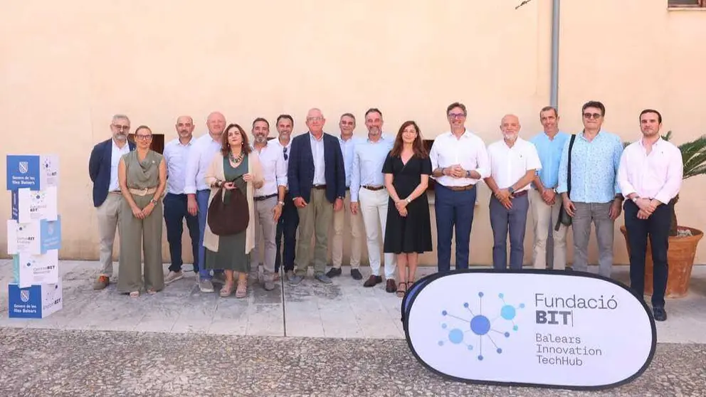 Foto de familia durante el anuncio del acuerdo. (Caib)