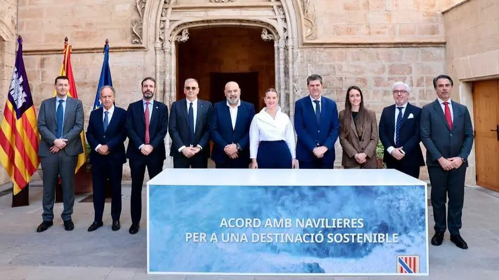 Foto de familia en la presentaci&oacute;n de la web. (Caib)