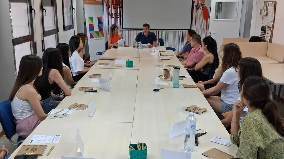 Imagen de la bienvenida oficial a las personas seleccionadas. (Ajuntament de Calvi&agrave;)