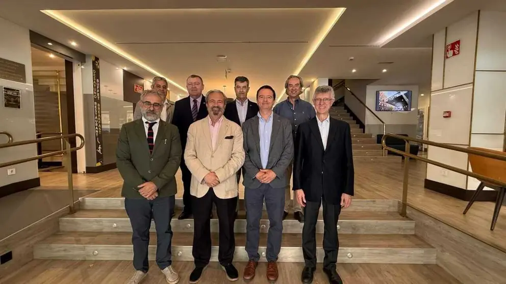 Foto de familia con la nueva Junta Directiva. (COEIB)