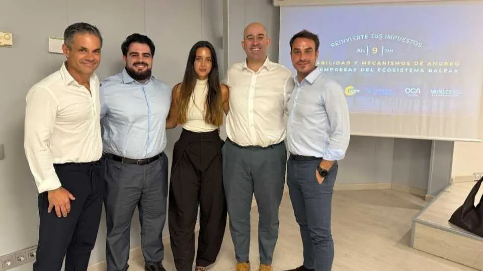 Foto de familia durante la jornada.
