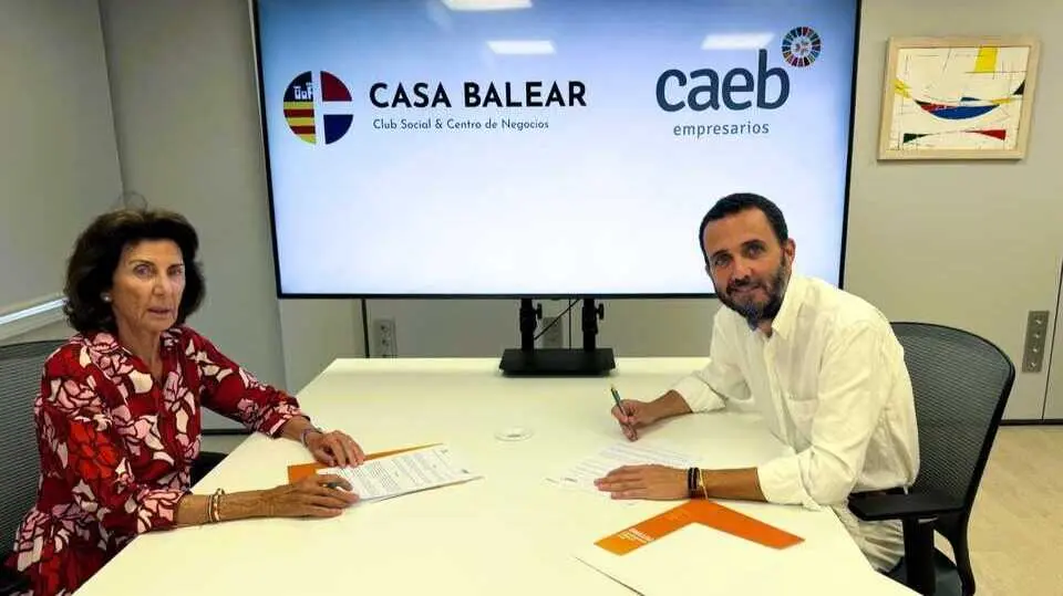 Imagen durante la firma del convenio. (CAEB)