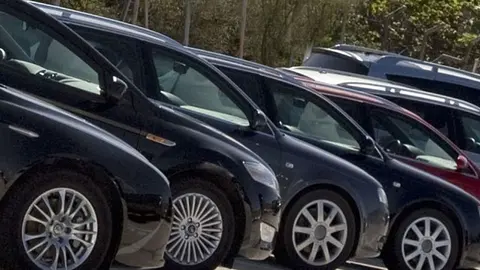 Coches aparcados. (Archivo)