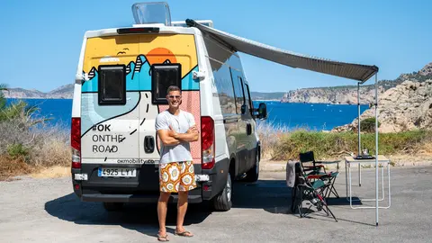 Othman Ktiri, CEO de OK Mobility, ante una de sus nuevas furgonetas camperizadas.
