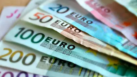 <p> El Tesoro ten&iacute;a previsto recaudar entre 4.500 y 5.500 millones de euros en esta subasta. (Archivo) </p>