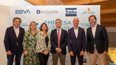 Tom&aacute;s Melgar con los representantes de BBVA y los editores de Economiademallorca.