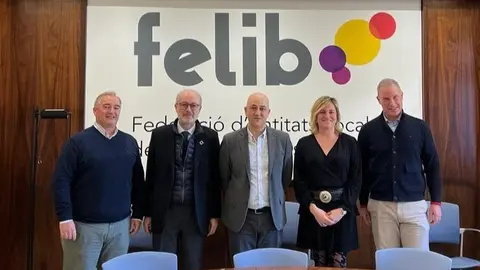 Rafel Nicolau, director comercial de Endesa, Mart&iacute; Ribas, director general d de Endesa en Balears, Antoni Salas, presidente de la Felib, Neus Serra, secretaria general de la Felib, y Juan Lu&iacute;s Monta&ntilde;a, jefe de ventas de Endesa Energia en Baleares.