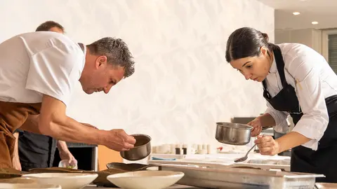 Los chefs Santi Taura e Ic&iacute;ar P&eacute;rez en plena elaboraci&oacute;n de su men&uacute;