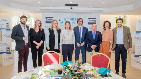 Imagen de la mesa presidencial con Oscar Roses, Maria Frontera, Mar Nicolau, Marga Prohens, Tomeu Garcies, Francisco Esteban, Carmen Planas y Gori Jaume.