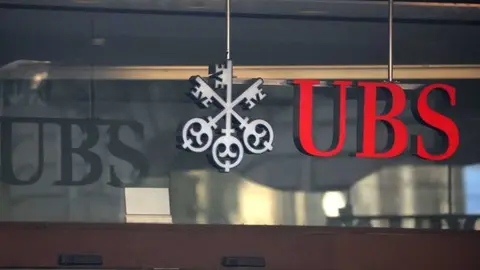  Hace un mes, las acciones de Credit Suisse val&iacute;an 2,77 francos y hace seis meses se cotizaban en 4,64 francos. 