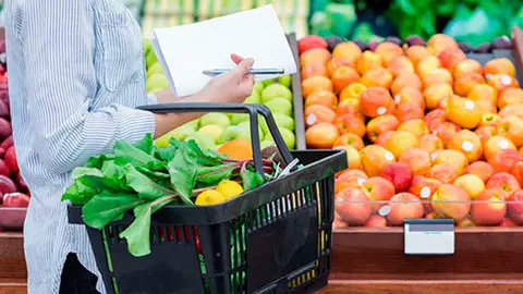  El consumo total de fruta y verdura per c&aacute;pita en Espa&ntilde;a desde mayo de 2022 hasta abril de 2023 ha sido de 128,54 kilogramos, esto supone una reducci&oacute;n de 32,2 kilos con respecto al 2021. (Archivo) 