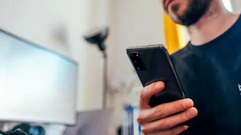  Los dispositivos tendr&aacute;n que mostrar a partir de 2026 un etiquetado con la informaci&oacute;n relevante sobre los componentes y el contenido reciclado y mostrarlo a trav&eacute;s de un c&oacute;digo QR desde 2027. (Archivo) 