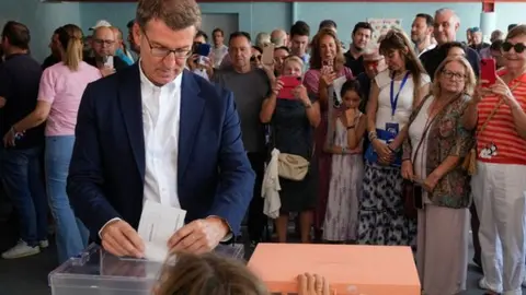  Nu&ntilde;ez Feij&oacute;o, en el momento de votar este domingo.  
