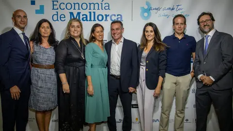 Los editores de EDM, Mar Nicolau y Tomeu Garcies con todo el equipo de BBVA liderado por Susana Llombart y Martin Intrigliolo.