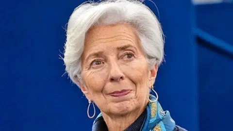  El pasado mes de octubre el BCE decidi&oacute; mantener sin cambios los tipos de inter&eacute;s tras aplicar diez subidas consecutivas desde julio de 2022, hasta llevar el tipo rector al 4,5 %, con el fin de contener la inflaci&oacute;n. 