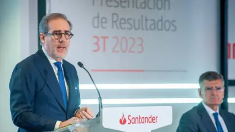  Banco Santander es una de las entidades financieras m&aacute;s destacadas por su apoyo al emprendimiento y a las empresas. 
