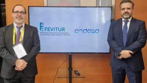 De izda. a dcha. Miguel &Aacute;ngel Sotillos, presidente de FEVITUR, junto a Enrique Montoro, del Canal Real Estate de Endesa.