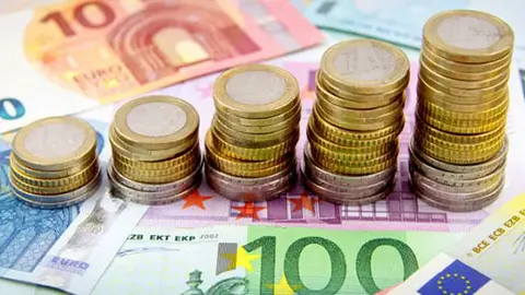  La pensi&oacute;n media de jubilaci&oacute;n, que asciende a 1.380 euros al mes, aumentar&aacute; en 52 euros al mes, mientras que la pensi&oacute;n media del sistema, que se sit&uacute;a en los 1.200 euros mensuales, subir&aacute; en 46 euros al mes. (Archivo) 