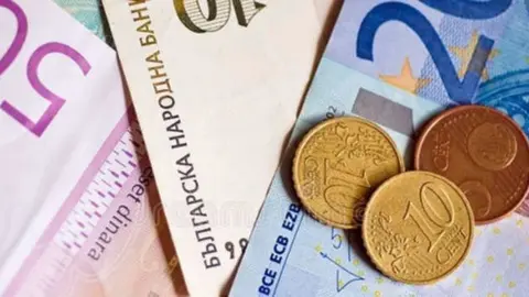  De cara a los pr&oacute;ximos meses, el 59% de los encuestados espa&ntilde;oles afirma que va a disminuir  su gasto en vacaciones, mientras que el 51% tendr&aacute; que reducir la cantidad de  dinero que ahorra. (Archivo) 