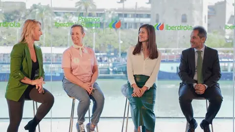  Antonio Fern&aacute;ndez, delegado institucional en Andaluc&iacute;a de Iberdrola; Laura Gil, responsable de patrocinios en Iberdrola; Rosa Lobato del Club de Remo Algeciras y Lydia Valent&iacute;n, embajadora ol&iacute;mpica de Iberdrola. 