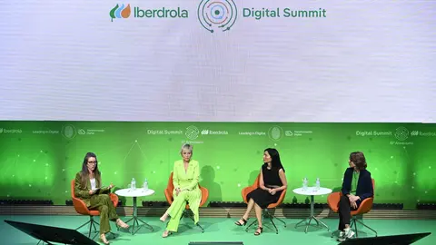  Mesa redonda de la d&eacute;cima edici&oacute;n del Digital Summit de Iberdrola. 