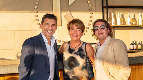 Alfonso Mu&ntilde;oz, Maribel Flux&agrave; y Joan Antoni Flux&agrave; en Katagi Blau, ubicado en el rooftop de Iberostar Selection Llaut Palma.