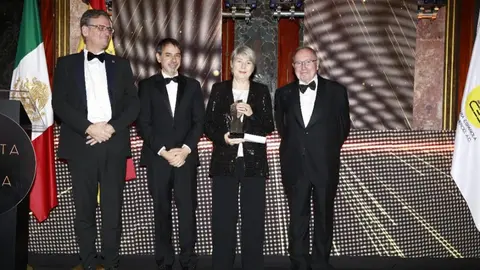 Carmen Riu recibi&oacute; el premio de manos de Antonio Basagoiti, presidente de la CAMESCOM; Juan Duarte, Embajador de Espa&ntilde;a en M&eacute;xico; y Jos&eacute; Luis Bonet, presidente de la C&aacute;mara de Comercio de Espa&ntilde;a.