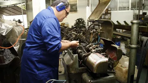 El &iacute;ndice de producci&oacute;n industrial (IPI) publicado este viernes por el Instituto Nacional de Estad&iacute;stica (INE) no muestra una tendencia clara, ya que la tasa de marzo cay&oacute; un 11,9 %, en abril se dispar&oacute; hasta un 12,7 % y en mayo se moder&oacute; hasta el 0,2 %. (Archivo)