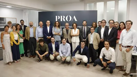 Jos&eacute; Mar&iacute;a Lassalle (en el centro), acompa&ntilde;ado de Luc&iacute;a Casanueva (derecha) y Valvanuz Serna Ruiz (izquierda), socias directoras de PROA Comunicaci&oacute;n, as&iacute; como de diversos asistentes al evento del mundo empresarial. (PROA Comunicaci&oacute;n).