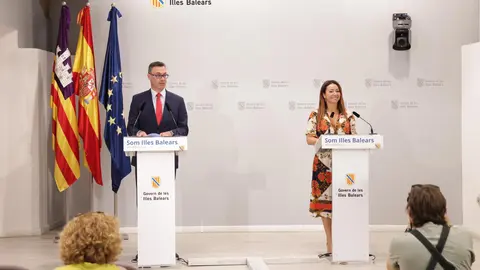 Imagen de la comparecencia de la antigua consejera, Marta Vidal, junto al nuevo consejero de Vivienda, Jos&eacute; Luis Mateo.