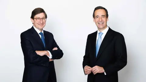 Jos&eacute; Ignacio Goirigolzarri, presidente de CaixaBank, y Gonzalo Gort&aacute;zar, consejero delegado de la entidad.