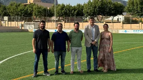 El consejero Jaume Bauz&agrave; con el alcalde, Lloren&ccedil; Perell&oacute;, durante la visita que han realizado a las renovadas instalaciones del campo municipal de Deportes.