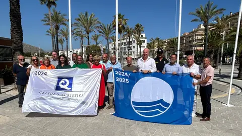 Imagen del izado de la Bandera Azul y de la bandera &ldquo;Q&rdquo; de Calidad Tur&iacute;stica.
