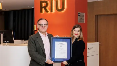 Javier Mej&iacute;a, director de Marketing y Desarrollo de Negocio de AENOR y Lola Trian, Directora de Sostenibilidad de RIU, en el acto de entreta en el hotel Riu Concordia, en Playa de Palma.