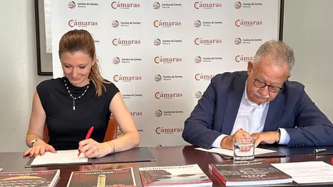 Imagen de la directora regional de TBY, Ioana Krempanszky Popa, y Eduardo Soriano Torres, presidente de la C&aacute;mara de Comercio de Mallorca, en la firma del acuerdo.