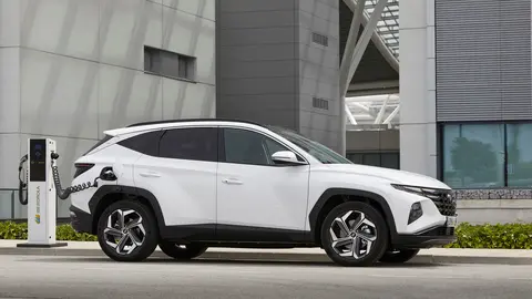  Imagen de un veh&iacute;culo Hyundai en un punto de carga de Iberdrola, 