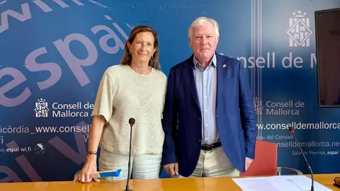 El conseller Rodr&iacute;guez y la directora insular Clara del Moral.