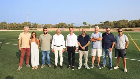 El presidente Galm&eacute;s, junto al director insular Pedro Mas, el alcalde del municipio, Joan Rodr&iacute;guez, y algunos de sus ediles.