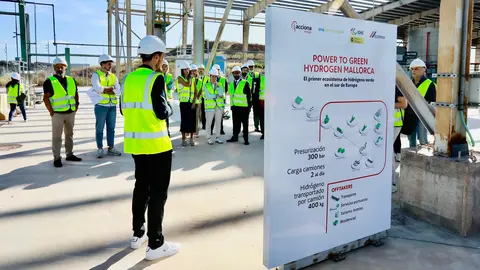 Imagen durante la visita a la planta de generaci&oacute;n de hidr&oacute;geno verde de Lloseta.