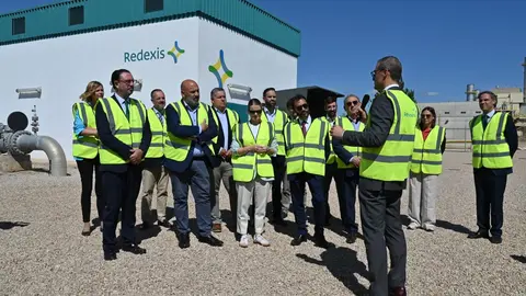 Fidel L&oacute;pez Soria, CEO de Redexis, junto a las autoridades presentes en el acto.