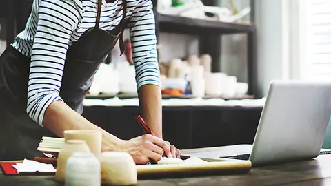  Una trabajadora de una peque&ntilde;a empresa. (Archivo) 